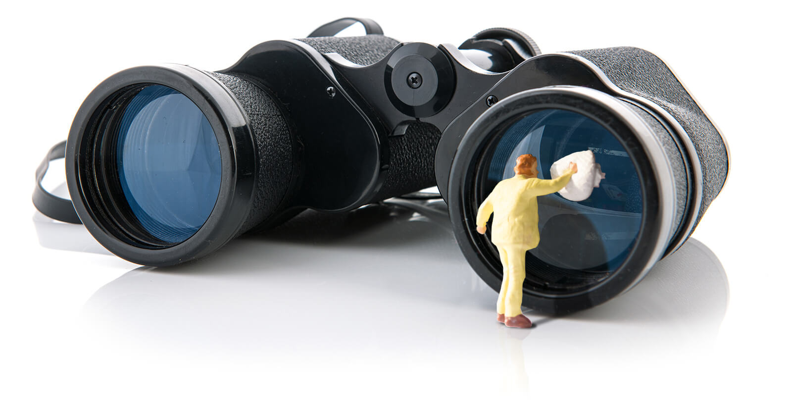 Figurine cleaning binoculars
